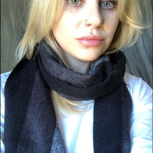 Black and grey scarf like new
